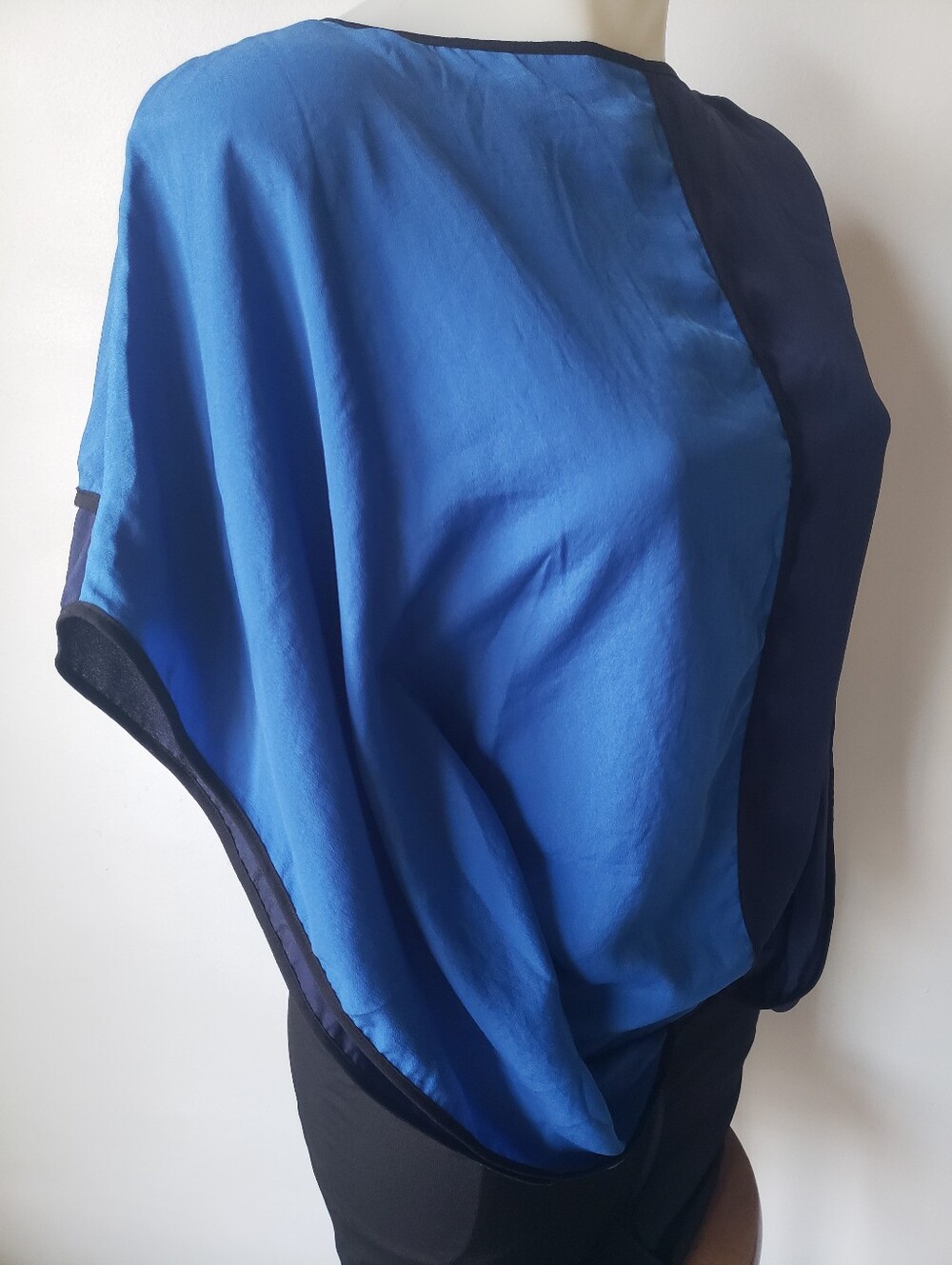 BCBG MaxAzria Blue & Black Colourblock Bat Wing Sleeve Mini Dress - Picture 2 of 10